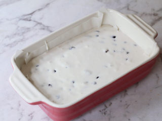 10、奶香蜜红豆年糕,再将糯米面糊倒入容器中