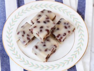 12、奶香蜜红豆年糕,取出放凉后切块