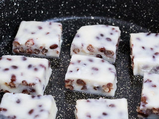 13、奶香蜜红豆年糕,平底锅刷一层食用油烧热，放入年糕