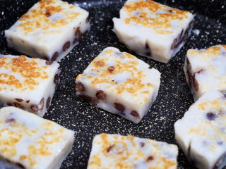 14、奶香蜜红豆年糕,小火慢煎至两面金黄色即可