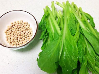 1、清炒芥菜,准备食材：芥菜，豌豆