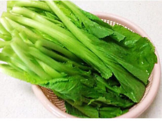 2、清炒芥菜,把芥菜清洗干净