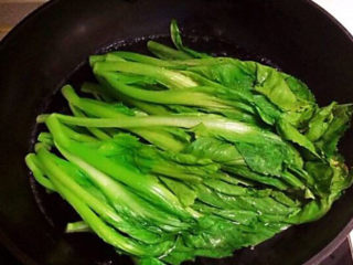 3、清炒芥菜,炒锅烧热后加入玉米油，油烧热后加入芥菜，煸炒2分钟，加入精盐调味，翻炒均匀即可