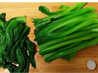 4、清炒芥菜,把炒好的芥菜的叶子切下来，放入盘子里