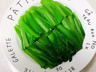 6、清炒芥菜,把芥菜茎放入叶子上面备用