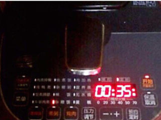 8、清炒芥菜,把豌豆放入压力锅煮熟