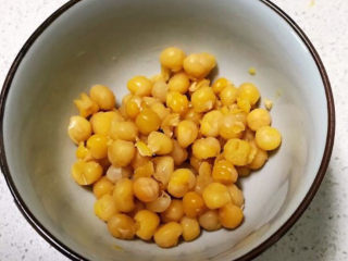 10、清炒芥菜,把整粒的豌豆盛出一大勺备用