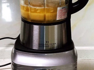 11、清炒芥菜,把剩下的豌豆和汤汁放入料理机打碎，做成豌豆汁