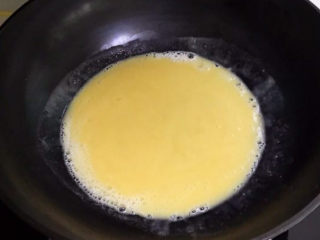 12、清炒芥菜,把豌豆汁倒入锅中