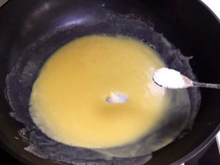 13、清炒芥菜,烧开后加入精盐调匀