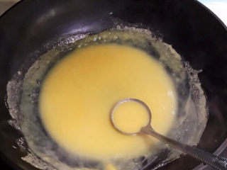 14、清炒芥菜,把豌豆汁烧开即可