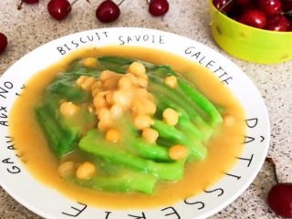 15、清炒芥菜,把豌豆汁浇在芥菜上面即可~