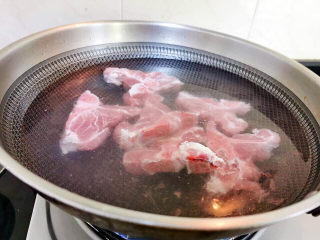 3、芋头排骨,排骨焯水