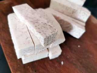 4、芋头排骨,芋头切成条状