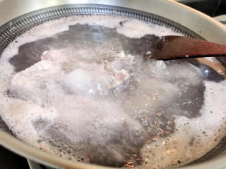 6、芋头排骨,排骨焯至断生