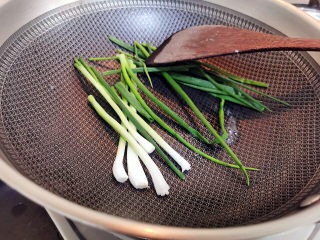 7、芋头排骨,葱下锅