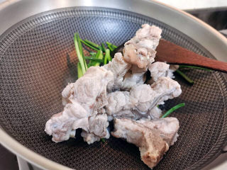 8、芋头排骨,放入排骨