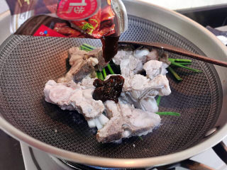 9、芋头排骨,加入排骨酱