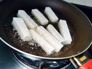 12、芋头排骨,芋头条下油锅