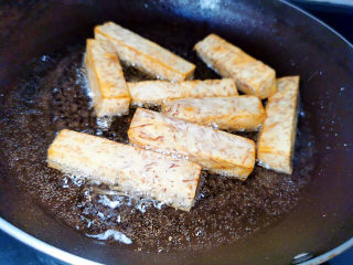 13、芋头排骨,炸至金黄色捞出沥干