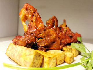 14、芋头排骨,芋头铺底，上面放排骨