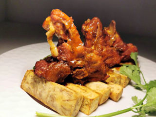 15、芋头排骨,排骨酱汁会渗入芋头表面，裹上酱汁的芋头，味道更佳