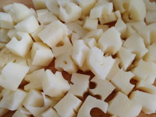 3、糖醋莲藕,切丁。