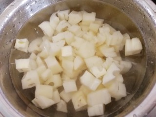 4、糖醋莲藕,凉水里洗掉淀粉。