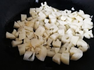 7、糖醋莲藕,热锅倒入适量油，油热放入藕丁文火翻炒均匀。
