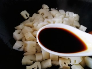 8、糖醋莲藕,改小火，放入2勺生抽。