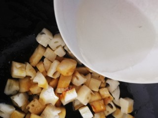 11、糖醋莲藕,加入5勺清水。