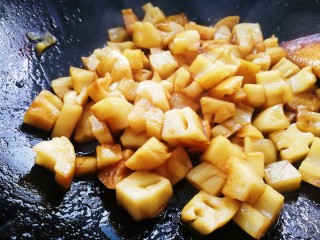 12、糖醋莲藕,文火翻炒把料汁炒浓稠，让藕丁上色入味。