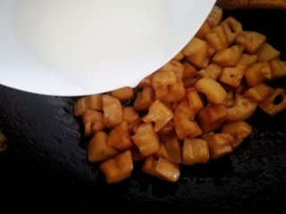 13、糖醋莲藕,加入水淀粉。