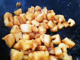 14、糖醋莲藕,文火炒粘稠使藕丁表面包裹上料汁。