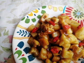 15、糖醋莲藕,洒上提前泡好的枸杞子，盛盘。