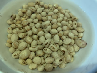 2、黄豆猪蹄汤,将黄豆冲洗干净，用清水提前浸泡半天