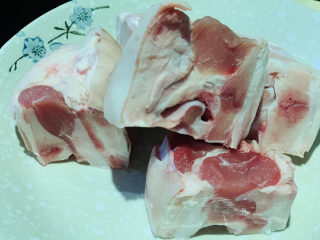 3、黄豆猪蹄汤,准备猪蹄，用水冲洗干净