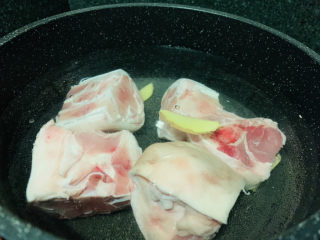 4、黄豆猪蹄汤,猪蹄冷水下锅，加姜片