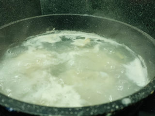 5、黄豆猪蹄汤,大火煮开，焯水5分钟