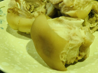 6、黄豆猪蹄汤,猪蹄捞起，再用水冲洗干净，沥干水，盛碗里，待用