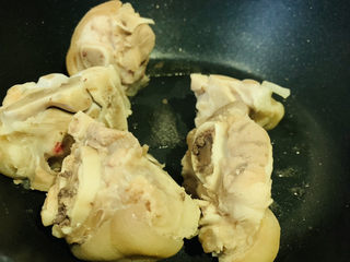 7、黄豆猪蹄汤,锅加食用油，热锅，倒入猪蹄