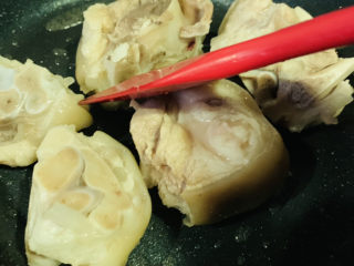 8、黄豆猪蹄汤,大火翻炒