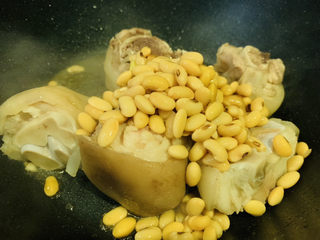 11、黄豆猪蹄汤,加黄豆，也一起翻炒一会