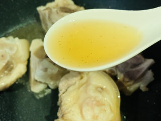 9、黄豆猪蹄汤,加料酒炝炒