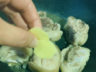 10、黄豆猪蹄汤,加入姜片，再翻炒一会