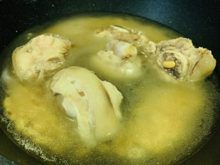 12、黄豆猪蹄汤,加入适量清水