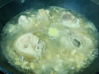 13、黄豆猪蹄汤,大火煮开