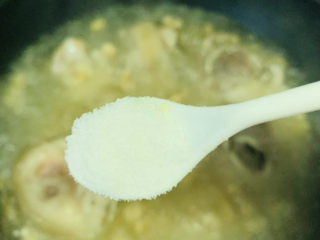 15、黄豆猪蹄汤,加盐，搅拌均匀调料