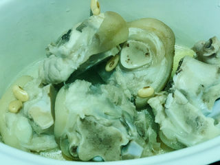 16、黄豆猪蹄汤,装隔水炖锅中，再炖3小时