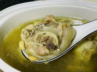 17、黄豆猪蹄汤,时间到，会自动转为保温状态，吃的时候盛碗里